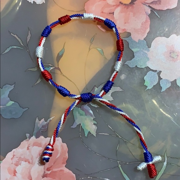 Thread bracelet - Picture 1 of 3